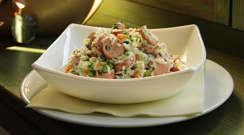 Salata od riže s povrćem i hrenovkama